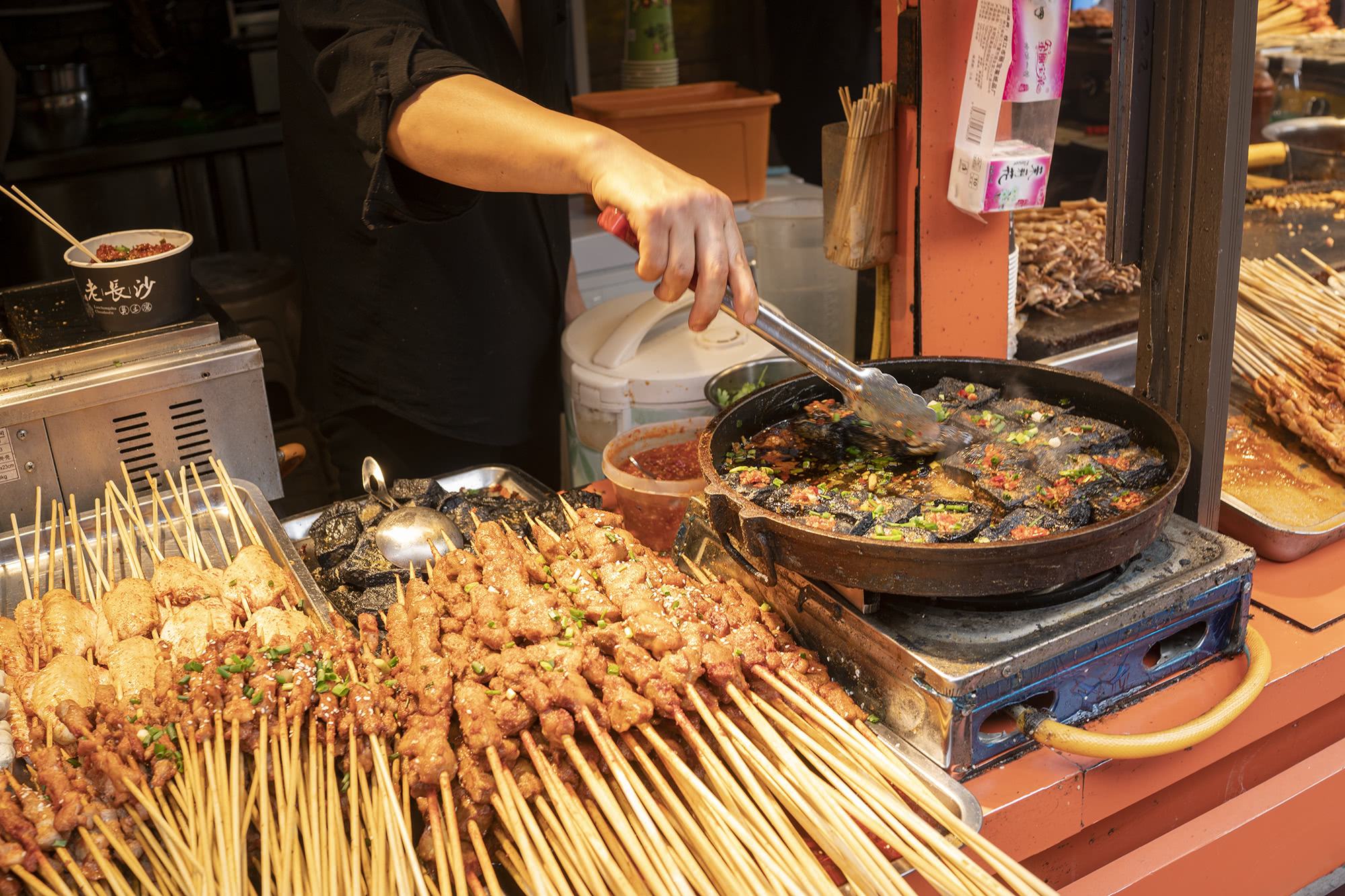 街头摊美食，独特风味盛宴