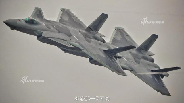 歼-35A航展首秀惊艳翻筋斗，空中超凡实力展现雄狮风采