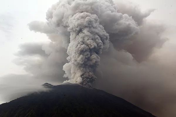 印尼火山喷发后的中国游客滞留危机，应对与反思