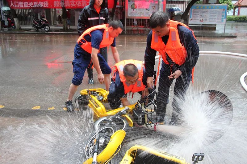 暴雨应急消防，守护城市安全的紧急行动夜以继日进行中