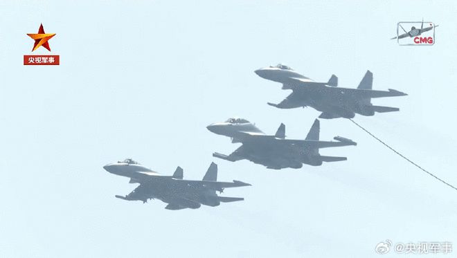 歼-15D航展首次亮相，揭示中国海军航空兵全新战斗力量