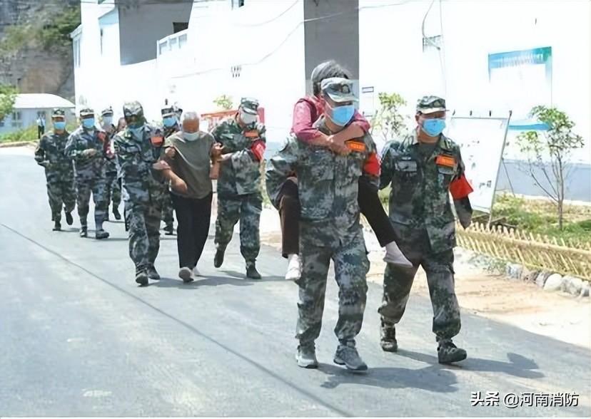 河南突发山体滑塌事件，铁路线路遭埋引发交通瘫痪