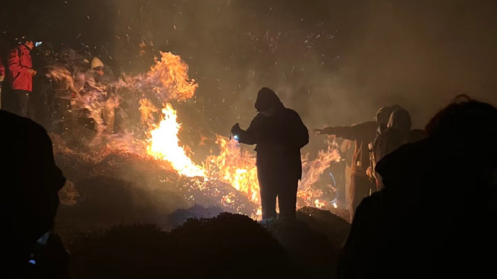 武夷山夜爬游客烧火引发自然与人为交织热议