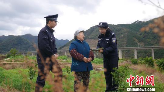 印度女警上班途中遭兄弟砍死，社会震惊引发深思