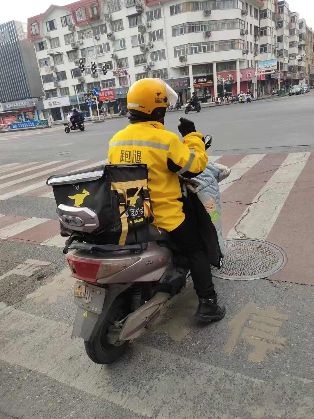 消费者权益与道德责任的碰撞，女子吃掉送错餐品引发争议