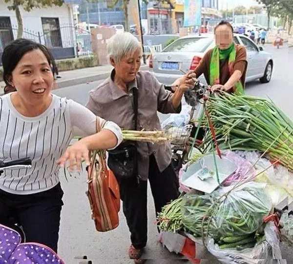 女子远嫁日本失联，老母卖菜筹路费——跨越国界的情感牵绊故事