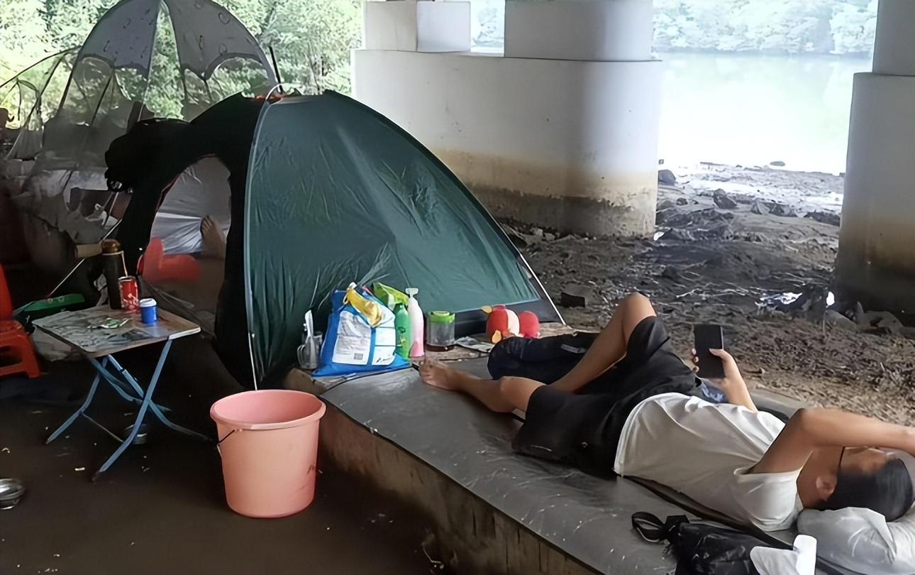 广州桥洞下的异乡打工人生存实录，节俭之路的探寻