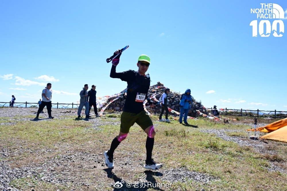 女子穿板鞋爬山归途中惊魂一刻