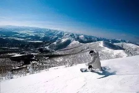 中国游客滑雪遭遇粉雪险境致悲剧，警示滑雪安全需重视