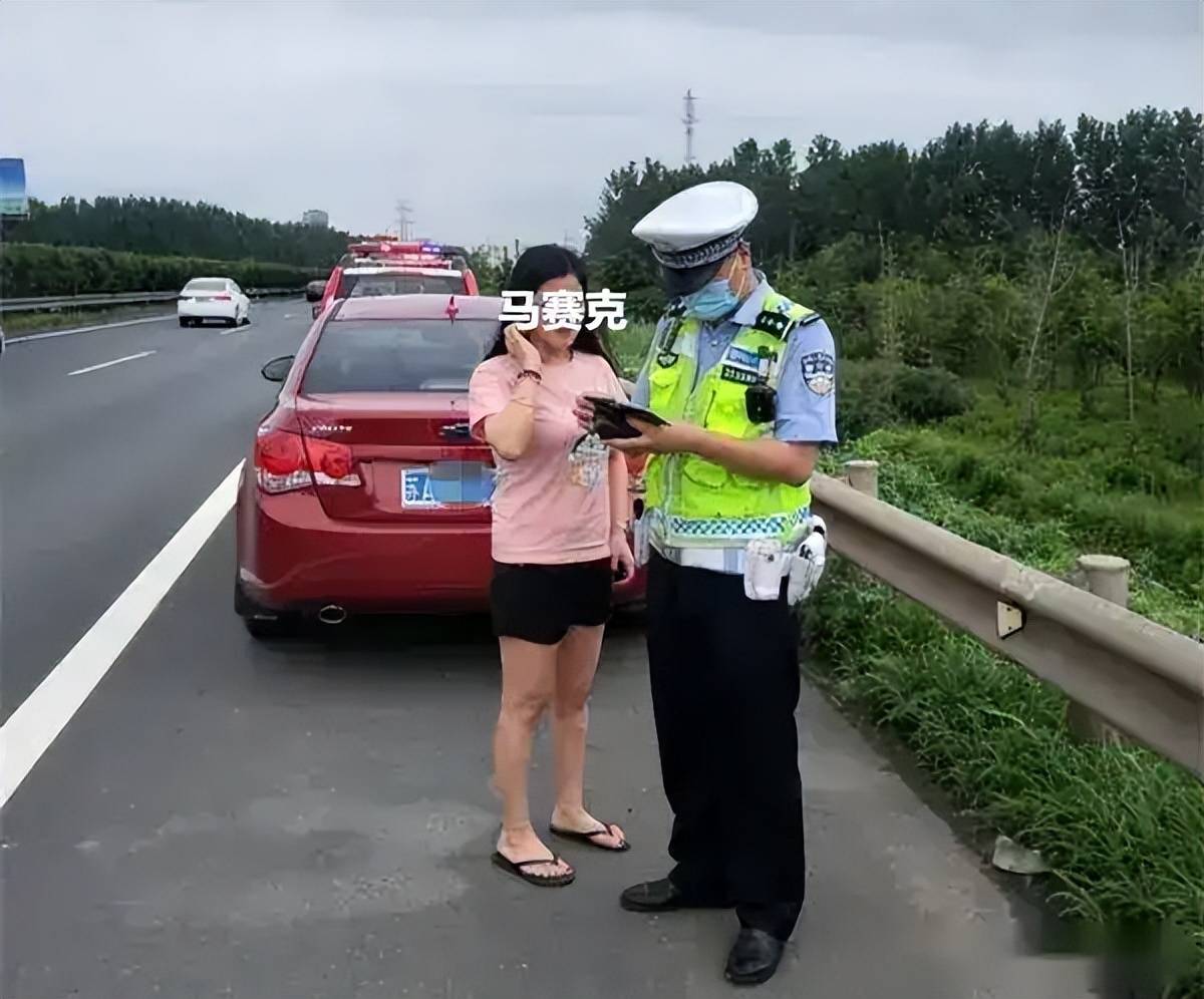 开车看美女被罚款扣分？真相揭秘与探讨