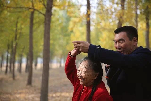 跨越年龄的深情，老妻少夫的留白时光与爱情之旅